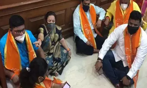 BMC तील अधिकाऱ्यांविरोधात  महापौर आणि नगरसेवकांचे आंदोलन BMC तील अधिकाऱ्यांविरोधात  महापौर आणि नगरसेवकांचे आंदोलन