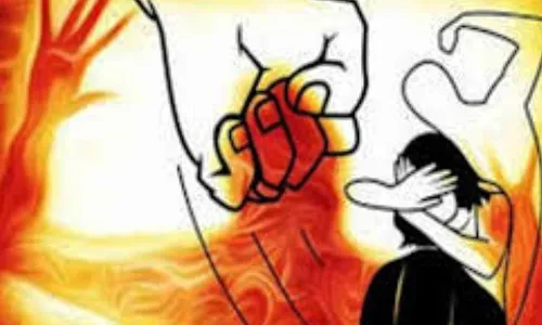 संतापजनक! 7 वर्षाच्या चिमुकलीवर बलात्काराचा प्रयत्न, नराधमाने तीचा ओठ दाताने तोडला संतापजनक! 7 वर्षाच्या चिमुकलीवर बलात्काराचा प्रयत्न, नराधमाने तीचा ओठ दाताने तोडला