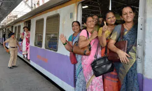 महीलांसाठी `लोकल`सेवाअद्याप लटकलेलीच महीलांसाठी `लोकल`सेवाअद्याप लटकलेलीच