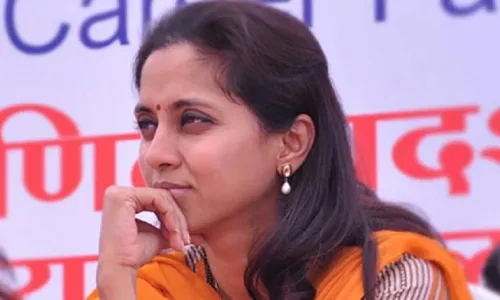 केंद्र सरकार आणिबाणी लादण्याचा प्रयत्न करतय : सुप्रिया सुळे केंद्र सरकार आणिबाणी लादण्याचा प्रयत्न करतय : सुप्रिया सुळे
