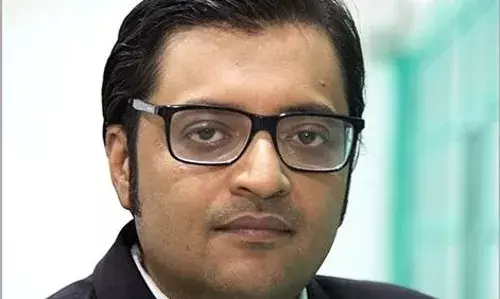 अर्णब गोस्वामीला मुंबई पोलिसांनी केली अटक अर्णब गोस्वामीला मुंबई पोलिसांनी केली अटक