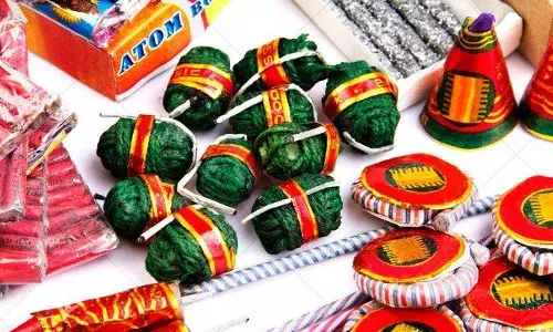 आयांनो लेकराला फटाके देताना जरा जपून, होऊ शकते कारवाई आयांनो लेकराला फटाके देताना जरा जपून, होऊ शकते कारवाई