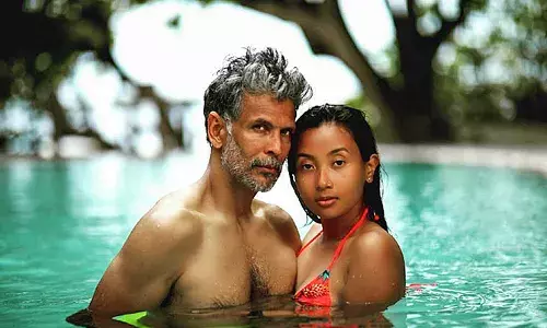 मिलींद सोमण यांच्या त्या फोटो शूटला पत्नीचा पाठिंबा