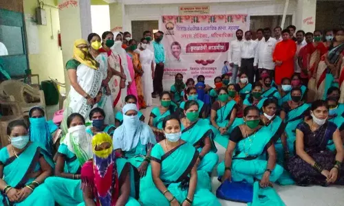 कोरोना योद्ध्यांना मिळाली पैठणी कोरोना योद्ध्यांना मिळाली पैठणी