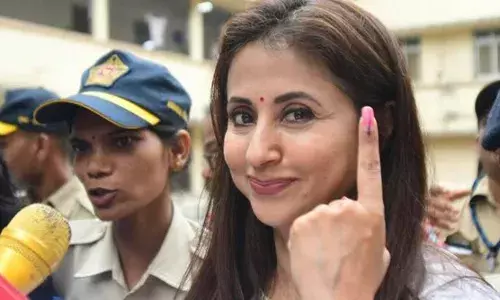 उर्मिला मातोंडकरांच्या हातात शिवसेनेचा धनुष्य उर्मिला मातोंडकरांच्या हातात शिवसेनेचा धनुष्य