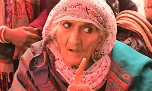 वाचाळ कंगनाला बिलकिस दादींने दाखवला इंगा.. वाचाळ कंगनाला बिलकिस दादींने दाखवला इंगा..