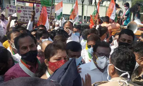 Pune OBC Protest : रुपाली चाकणकर यांच्यासह कर्यकर्त्यांना पोलीसांनी घेतलं ताब्यात Pune OBC Protest : रुपाली चाकणकर यांच्यासह कर्यकर्त्यांना पोलीसांनी घेतलं ताब्यात