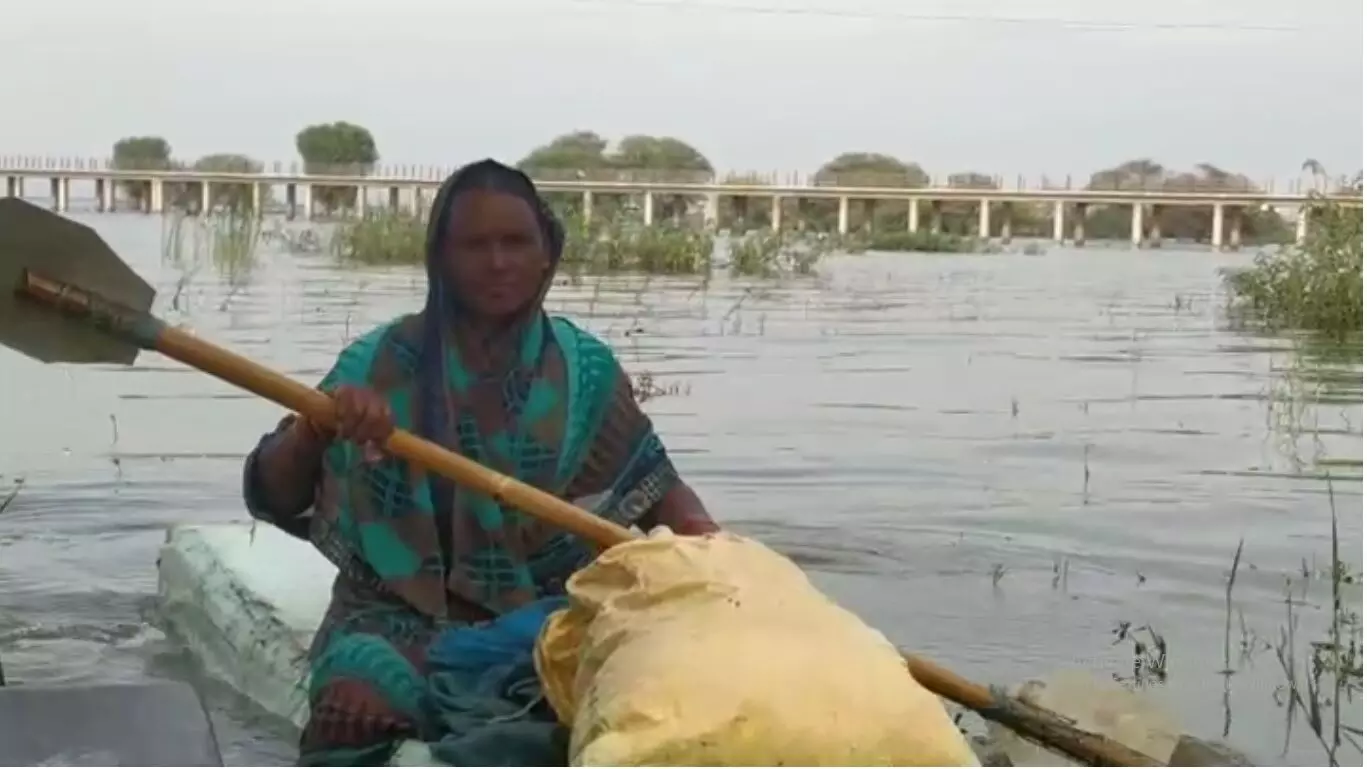 पाण्यावरचं तिचं अधांतरी जगणं