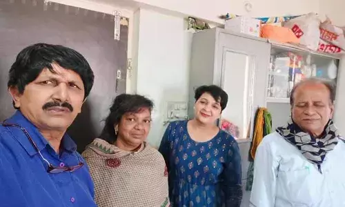 महिलेला जटा-मुक्त करून बाबासाहेब आंबेडकरांना अभिवादन! महिलेला जटा-मुक्त करून बाबासाहेब आंबेडकरांना अभिवादन!