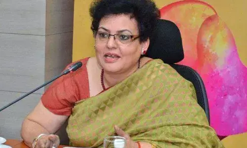 मॉडेलचा एका मुख्यमंत्र्यांवर बलात्काराचा आरोप, महिला आयोगाची महाराष्ट्र पोलीसांना नोटीस मॉडेलचा एका मुख्यमंत्र्यांवर बलात्काराचा आरोप, महिला आयोगाची महाराष्ट्र पोलीसांना नोटीस