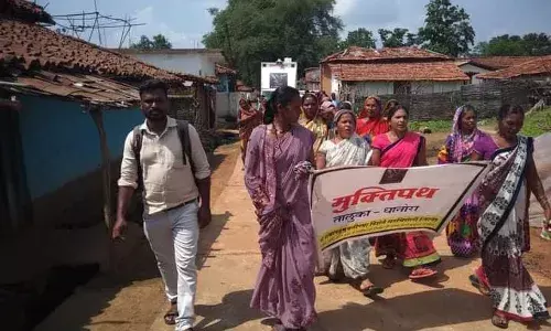 बचत गटाच्या बैठकीत दारु बंदिची मीटिंग, दारुबंदीसाठी महिलांचा संघर्ष बचत गटाच्या बैठकीत दारु बंदिची मीटिंग, दारुबंदीसाठी महिलांचा संघर्ष