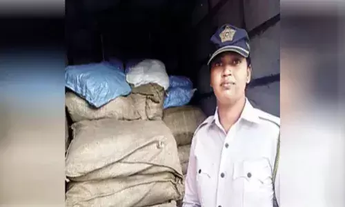 ७ लाखांचा अवैद्य गुटखा पकडणाऱ्या तीचा सन्मान... ७ लाखांचा अवैद्य गुटखा पकडणाऱ्या तीचा सन्मान...