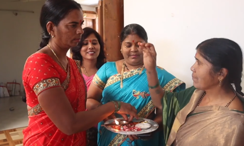 ...आणि सविता कुंभार यांनी पुन्हा एकदा कुंकवाचा करंडा हातात घेतला