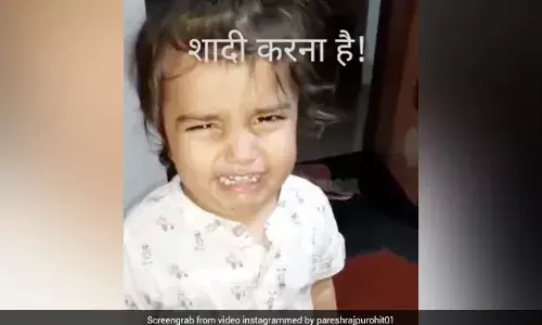 पापा शादी करना है, लहान मुलीचा आपल्या वडिलांकडे हट्ट, व्हिडीओ सोशल मीडियावर व्हायरल पापा शादी करना है, लहान मुलीचा आपल्या वडिलांकडे हट्ट, व्हिडीओ सोशल मीडियावर व्हायरल