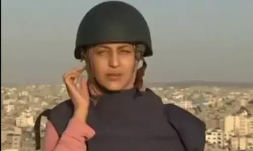 महिला रिपोर्टर लाईव्ह करत असताना झाला रॉकेट हल्ला