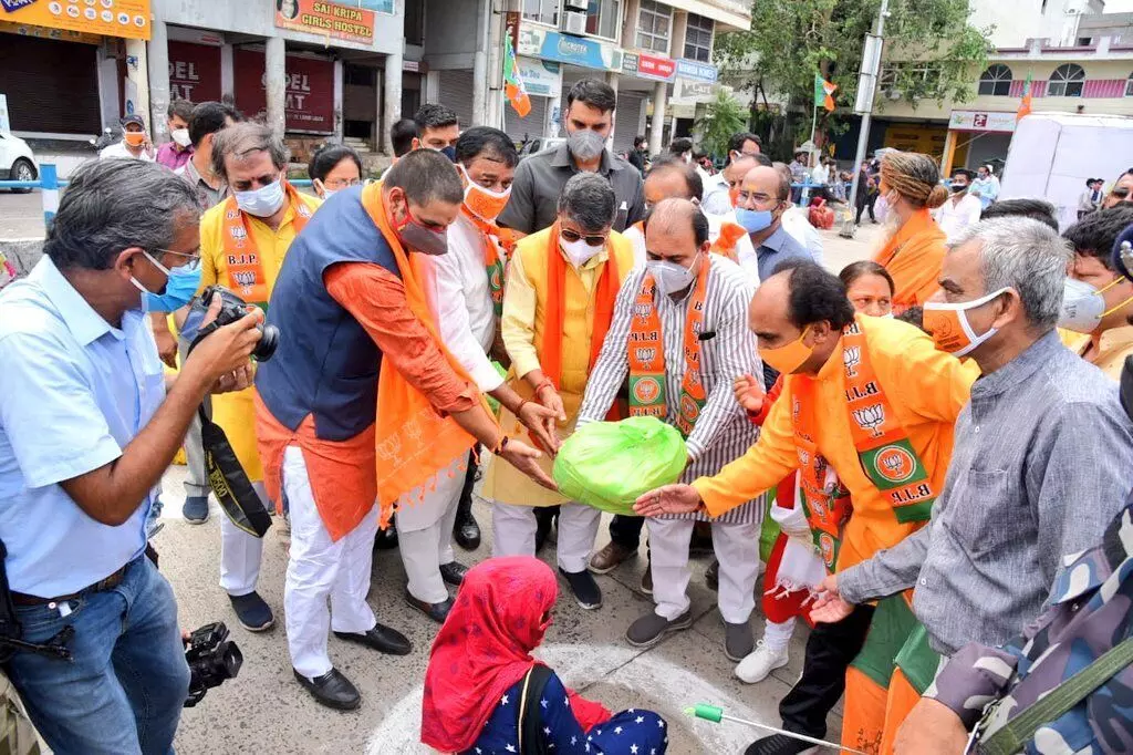 एक किलो आलू, चार दयालू; भाजप नेत्यांवर  उर्मिला मातोंडकरांची टीका