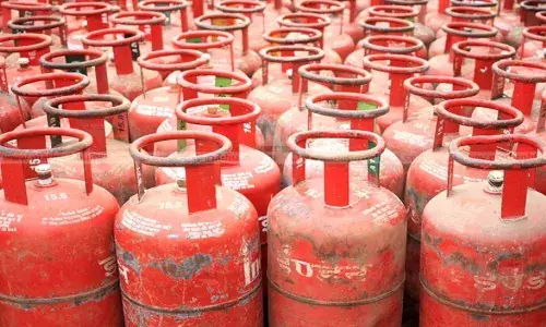 कोरोनातही सर्वसामान्यांना झटका!; एलपीजी गॅस सिलेंडरच्या दरात मोठी वाढ कोरोनातही सर्वसामान्यांना झटका!; एलपीजी गॅस सिलेंडरच्या दरात मोठी वाढ