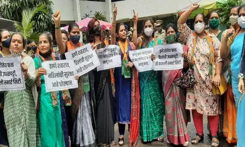 ठाणे शहरातील सीसीटीव्ही कॅमेरे बंद असल्याने महीला सुरक्षा वाऱ्यावर; भाजप महिला आघडीकडून आंदोलन ठाणे शहरातील सीसीटीव्ही कॅमेरे बंद असल्याने महीला सुरक्षा वाऱ्यावर; भाजप महिला आघडीकडून आंदोलन