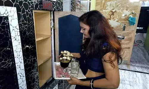 इंजिनीअर नवऱ्याने बायकोला दिलं असं काही गिफ्ट, बघण्यासाठी लोकांची होतेय गर्दी इंजिनीअर नवऱ्याने बायकोला दिलं असं काही गिफ्ट, बघण्यासाठी लोकांची होतेय गर्दी