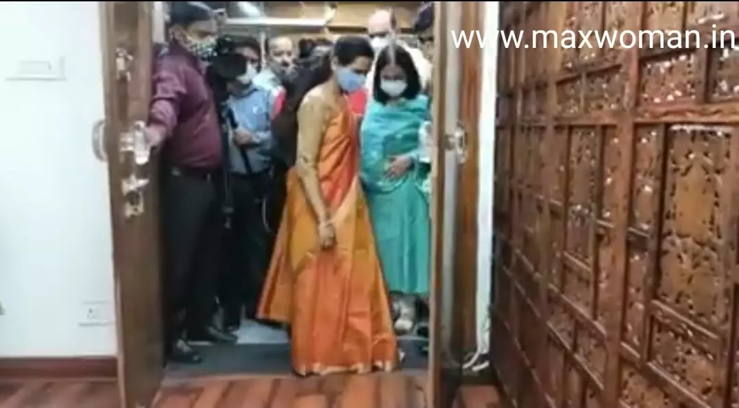 Video :  भारती पवार यांचा साधेपणा; पहिल्यांदा कार्यालयात पाय ठेवण्यापूर्वी चप्पल काढली बाहेर
