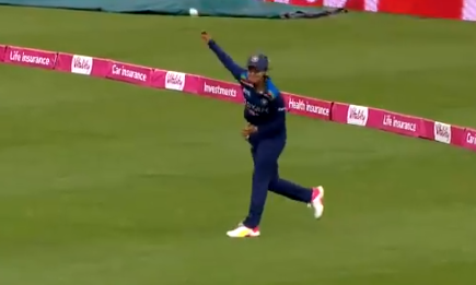 super woman; हरलीनची हवेत उडी घेत थरारक कॅच