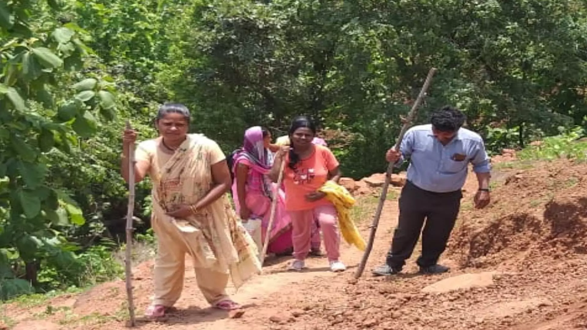 घनदाट जंगलातून खडतर प्रवास, पाच डोंगर पार करून त्या पोहोचल्या आरोग्य रक्षणासाठी