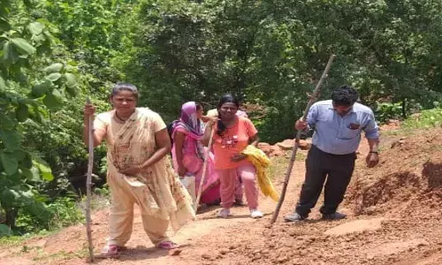 घनदाट जंगलातून खडतर प्रवास, पाच डोंगर पार करून त्या पोहोचल्या आरोग्य रक्षणासाठी घनदाट जंगलातून खडतर प्रवास, पाच डोंगर पार करून त्या पोहोचल्या आरोग्य रक्षणासाठी