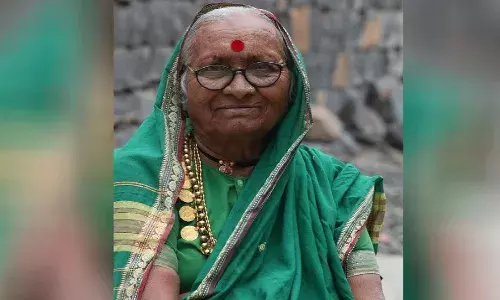 आमचा वटवृक्ष कोसळला....; आजीच्या आठवणींना उजाळा देत रविकांत तुपकर झाले भावूक आमचा वटवृक्ष कोसळला....; आजीच्या आठवणींना उजाळा देत रविकांत तुपकर झाले भावूक