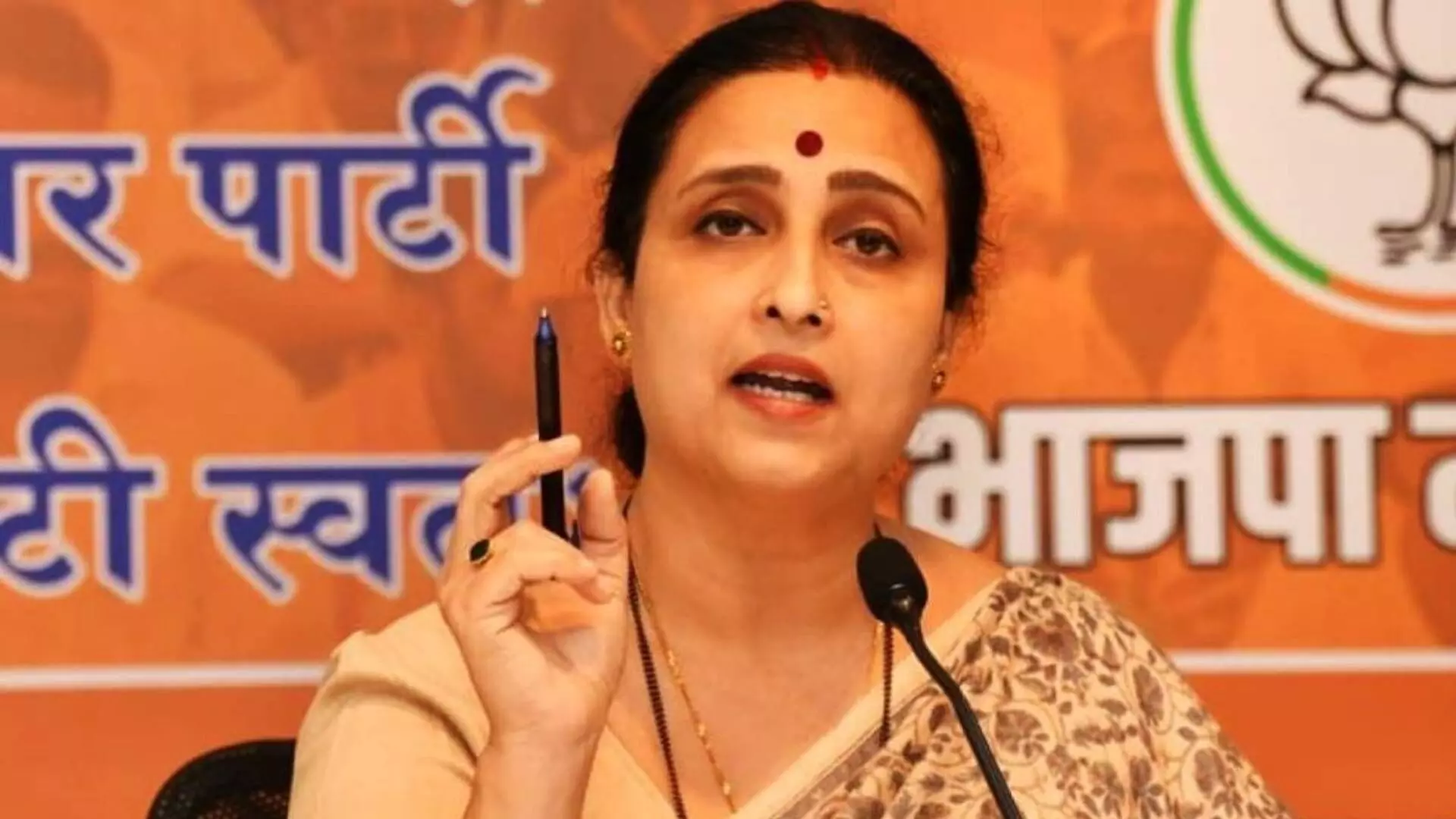 पोलीस दलाची अवस्था, आंधळं दळतंय...; बीडच्या घटनेवरून चित्रा वाघ संतापल्या