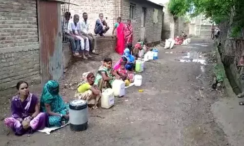 काय म्हणता! महिलांनीच भरवला गावात दारूचा बाजार काय म्हणता! महिलांनीच भरवला गावात दारूचा बाजार