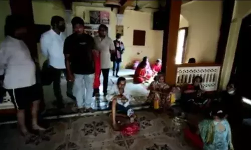 पूरग्रस्तांना शाळा-मंदिराचा असारा मात्र स्वच्छालय नसल्याने महिला त्रस्त