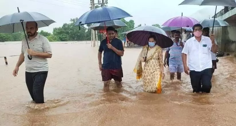 गुडघ्याभर पाण्यात उतरून अदिती तटकरेंनी घेतला बचाव कार्याचा आढावा