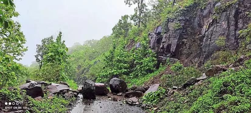 सीमाडोह-माखला रस्त्यावर दरड कोसळली; रस्त्याअभावी गर्भवती महिलांचे उपचार थांबले