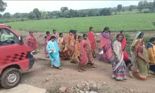बुलढाणा: अवैध दारू विक्री विरोधात महिलांनी पुकारला एल्गार... बुलढाणा: अवैध दारू विक्री विरोधात महिलांनी पुकारला एल्गार...