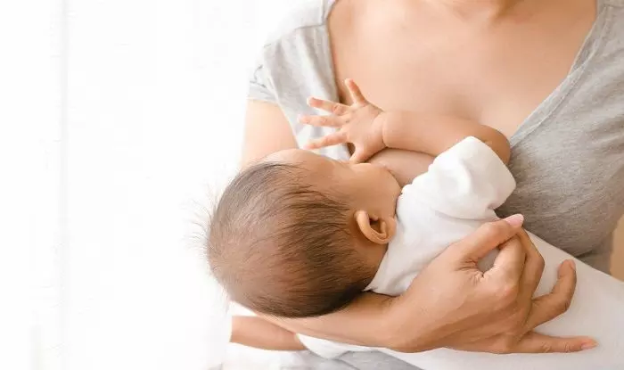 World Breastfeeding Week : अंगावरील दूधाने बाळाचे पोट भरलं की नाही हे आईनं कसं ओळखावं?