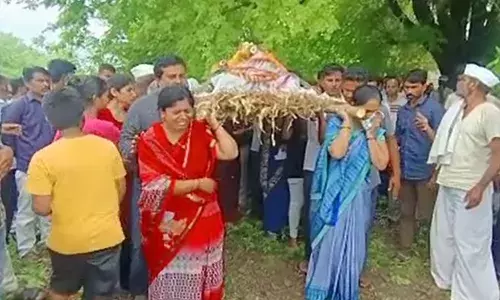 सासूच्या पार्थिवाला सुनांनी दिला खांदा सासूच्या पार्थिवाला सुनांनी दिला खांदा