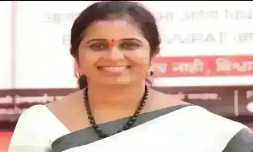 8 लाखांची लाच घेतांना माध्यमिक शिक्षणाधिकारी वैशाली वीर जाळ्यात 8 लाखांची लाच घेतांना माध्यमिक शिक्षणाधिकारी वैशाली वीर जाळ्यात