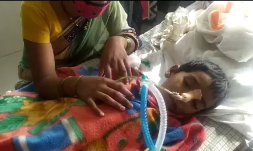 मृत्यूशी झुंजणार्या मुलाला वाचवण्यासाठी पालकांची मदतीसाठी आर्त हाक.. मृत्यूशी झुंजणार्या मुलाला वाचवण्यासाठी पालकांची मदतीसाठी आर्त हाक..