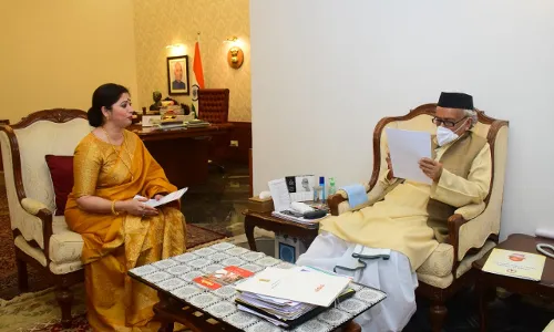 अभिनेत्री दिपाली सय्यद यांनी घेतली राज्यपालांची भेट; कोशारींनी केलं कौतुक