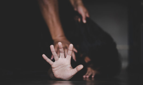 संतापजनक! कबरीतून काढून मुलीच्या मृतदेहावर बलात्कार