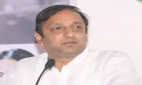 फडणवीस सरकारच महिलांसाठी कर्दनकाळ - सचिन सावंत फडणवीस सरकारच महिलांसाठी कर्दनकाळ - सचिन सावंत