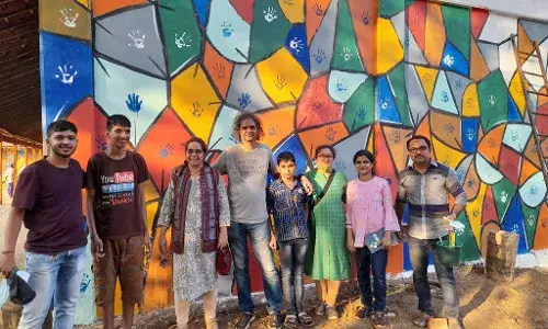 महाडमध्ये मुलांच्या सहाय्याने पूरग्रस्त शाळेला भरले गेले नव्याने रंग! महाडमध्ये मुलांच्या सहाय्याने पूरग्रस्त शाळेला भरले गेले नव्याने रंग!