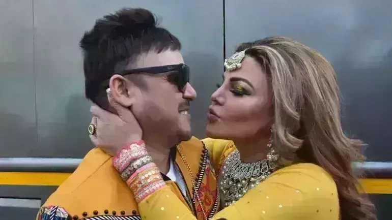 rakhi sawant ; राखी सावंतने नवऱ्या सोबत धरलेला ठेका जोरदार चर्चेत..