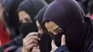 मुस्लिम विद्यार्थींनींना हिजाब बंदीवरुन वाद