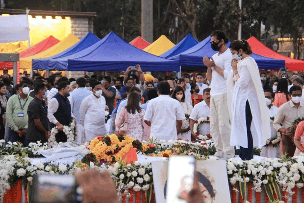 शाहरूख खान लता दीदींच्या पार्थिवावर थुंकला का ? कुठे चाललाय आपला देश