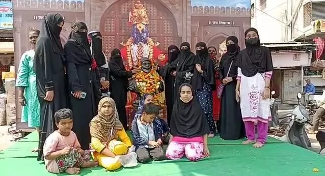 महाराष्ट्रात राहत असल्याचा आम्हाला अभिमान, मिरजेत हिजाब घालून मुस्लिम महिलांची शिवरायांना मानवंदना!