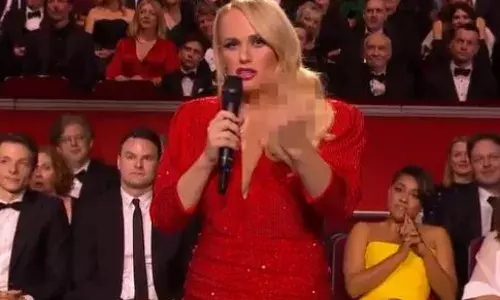 भर कार्यक्रमात या अभिनेत्रीने राष्ट्राध्यक्ष व्लादिमीर पुतिन यांना दाखवली मध्यमा