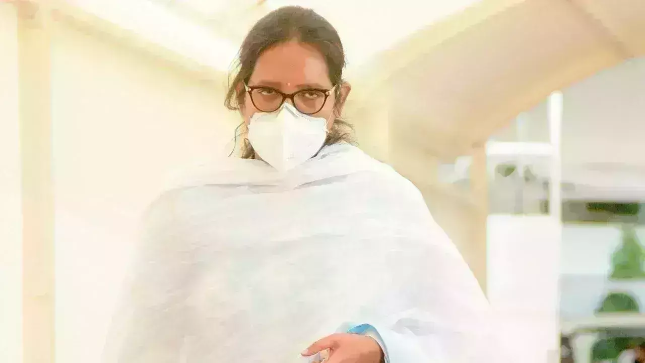 दहावीच्या पेपर दरम्यान विद्यार्थ्यांना शिक्षकच पुरवत होते कॉपी..