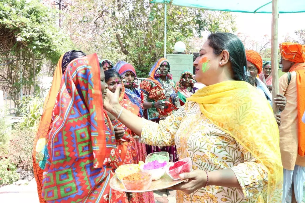 बंजारा समाजासोबत मंत्री ॲड. ठाकूर यांनी साजरे केले धुलिवंदन