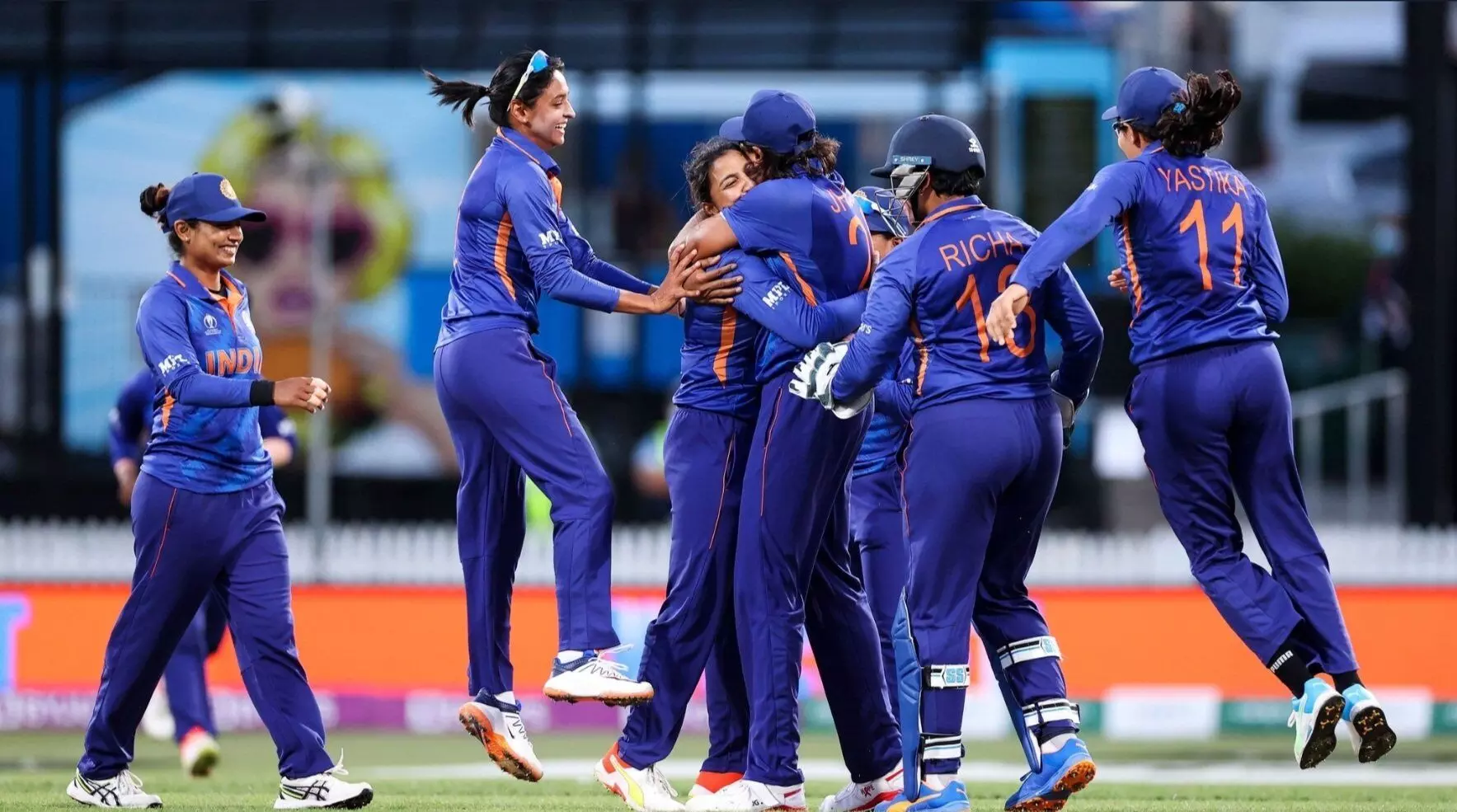 भारतीय महिला विश्वचषकात उपांत्य फेरीच्या उंबरठ्यावर, बांग्लादेशला 110 धावांनी चारली धूळ